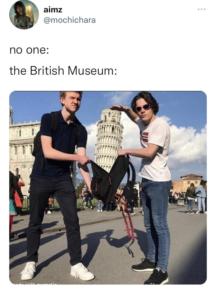 Deux personnes qui font rentrer la tour de pise dans un sac avec au dessus la mention : Le british museum