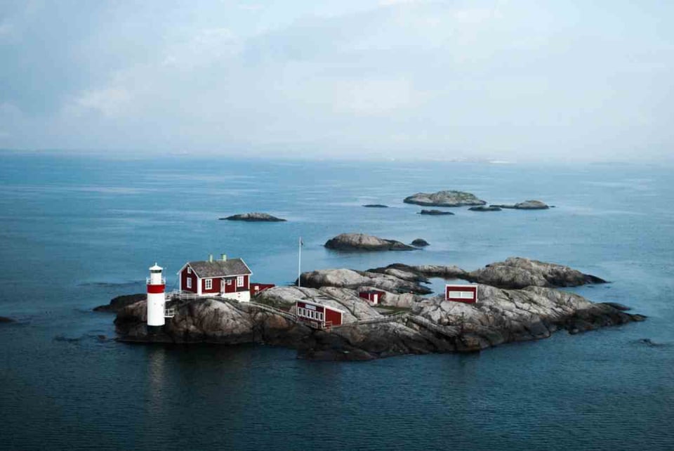 This image features the Gäveskär lighthouse located on a small rocky island in the Gothenburg archipelago, Sweden.