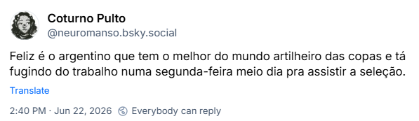Post de Coturno Pulto (@neuromanso.bsky.social): Feliz é o argentino que tem o melhor do mundo artilheiro das copas e tá fugindo do trabalho numa segunda-feira meio dia pra assistir a seleção.