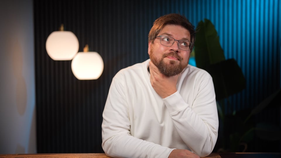 Ich sitze in meinem Studio