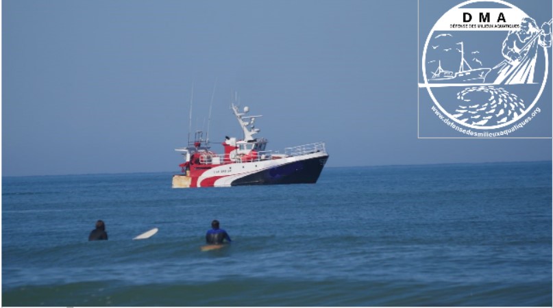 Un des chalutiers d'Arcachon en train de frôler les plages de Lacanau en 2019