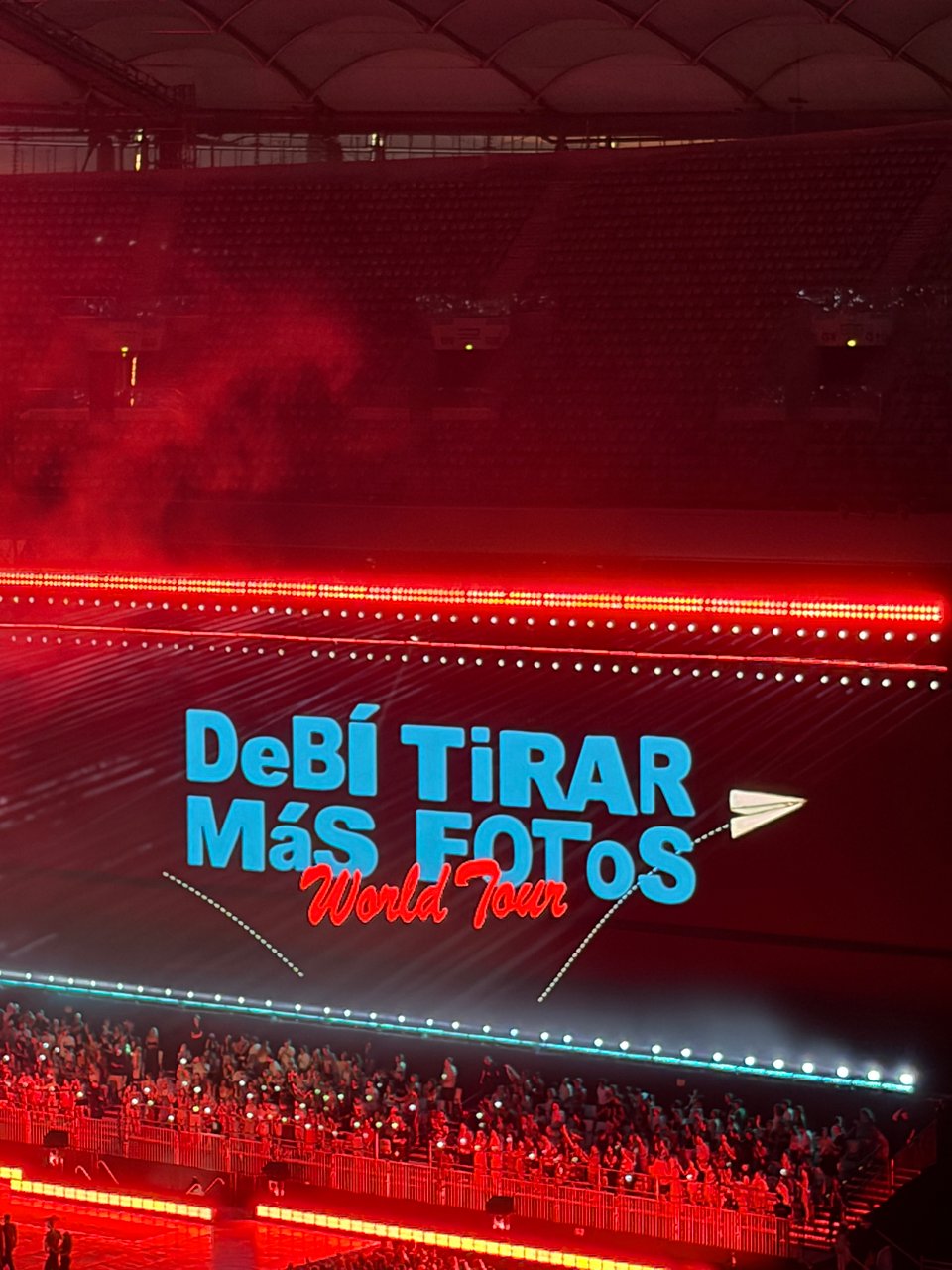 Picture with "Debi Tirar Mas Fotos" World Tour on a big black screen