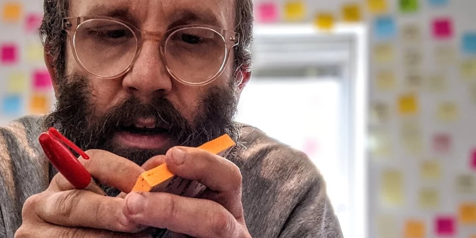 Daniel Kitson with a load of post-its.