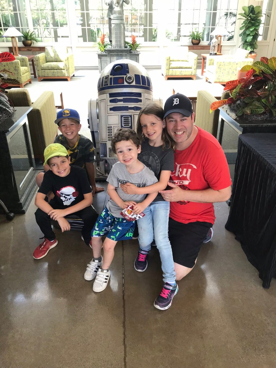 neil and his kids with r2-d2 in the lucasfilm offices in san francisco