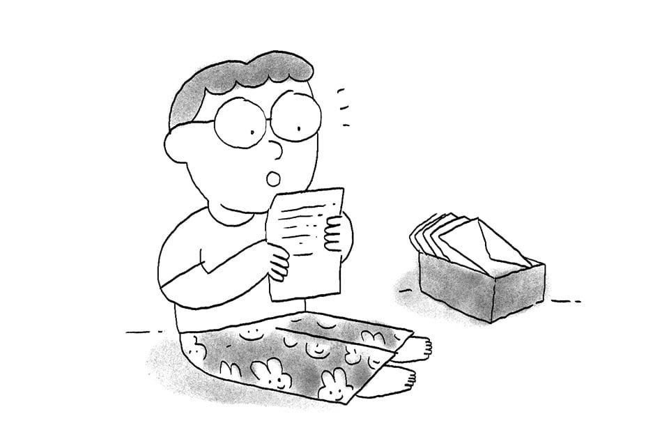 Dibujo de una persona sentada, leyendo una carta con cara de sorpresa. A su lado hay una caja con más cartas.
Drawing of a person sitting, reading a letter with a surprised expression. Next to them is a box with more letters.