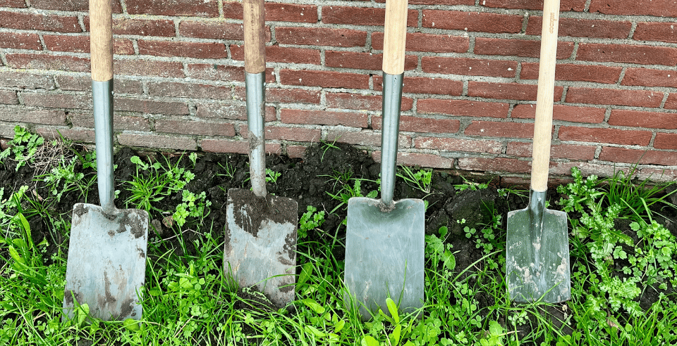 De spades staan klaar voor een nieuwe meewerkdag