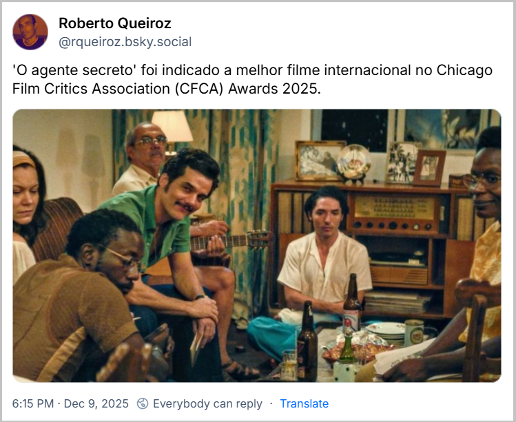 Post de Roberto Queiroz (@rqueiroz.bsky.social) com o texto: 'O agente secreto' foi indicado a melhor filme internacional no Chicago Film Critics Association (CFCA) Awards 2025. (imagem de cena do filme, com personagens em volta de uma mesa de centro)