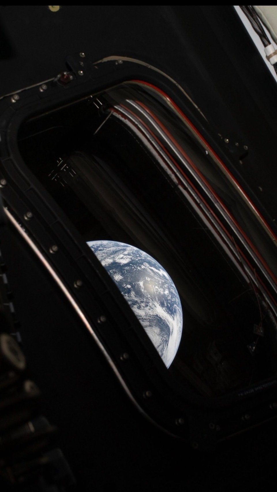 Five Finds: iPhones to the Moon