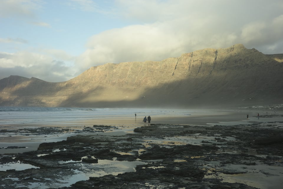 Una imagen de una hermosa playa al atardecer.