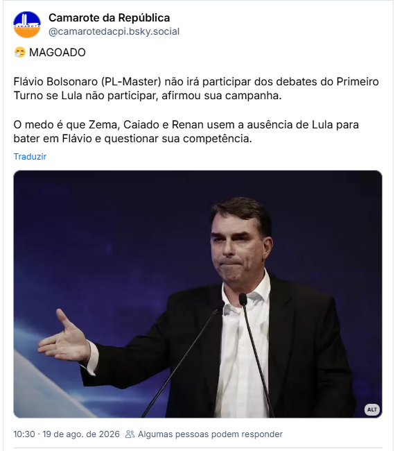 Post de Camarote da República (@camarotedacpi.bsky.social): 🤧 MAGOADO
Flávio Bolsonaro (PL-Master) não irá participar dos debates do Primeiro Turno se Lula não participar, afirmou sua campanha.
O medo é que Zema, Caiado e Renan usem a ausência de Lula para bater em Flávio e questionar sua competência.
(Foto de Flávio Bolsonaro, Senador da República, discursando em um púlpito durante debate na CNI. Ele está de terno escuro e camisa social branca sem gravata, com a mão direita estendida para o lado enquanto se posiciona em frente a dois microfones. O fundo da imagem é escuro e azulado. Foto: Cristiano Mariz/Agência O Globo.)