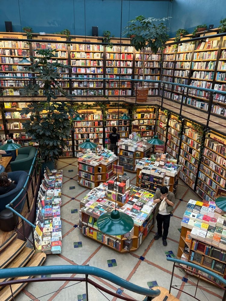 Upstairs view of Cafebreria El Pendulo in Polanco, I mean, what a bookstore