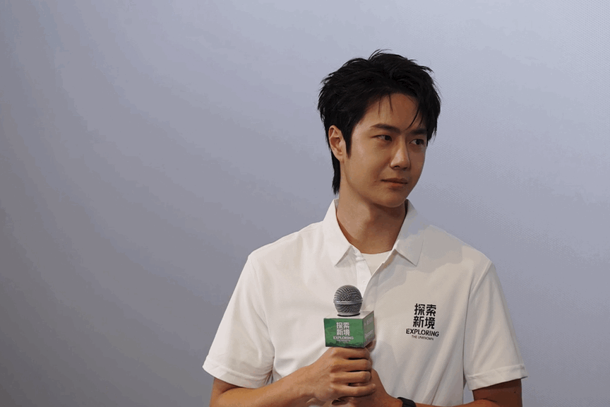 Gif of Yibo laughing ebulliently in response to a question, then giving the interviewer a little thumbs up