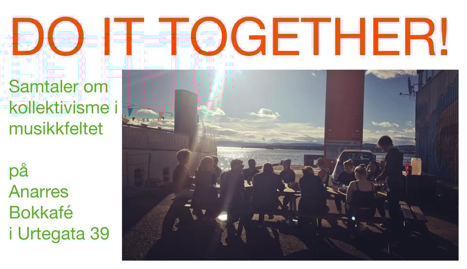Et arrangementsbilde med overskriften "Do It Together!" og undertittelen "Samtaler om kollektivisme i musikkfeltet på Anarres Bokkafé i Urtegata 39". I tillegg er det et fotografi i motlys, av en gruppe mennesker på ca 13-14 stykker som sitter rundt et langbord utendørs. Ved siden av dem er en båt, i bakgrunnen ser vi havet og blå himmel.