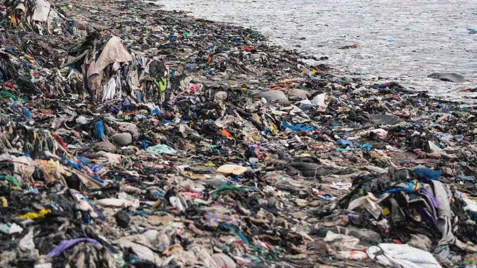 Um grande lixão de roupas a céu aberto.