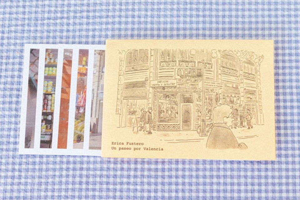 Fotografía de un pack de postales sobre un mantel a cuadros.
Photograph of a pack of postcards on a checkered tablecloth.