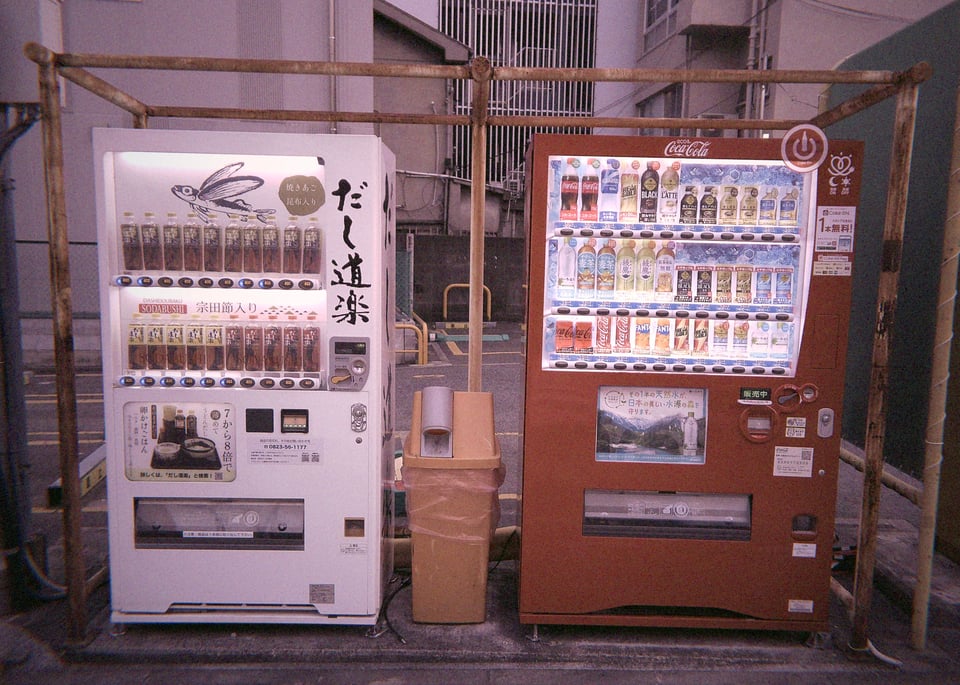 日本街道旁的自動販賣機，一台是飲料一台是高湯醬油（だし道楽）