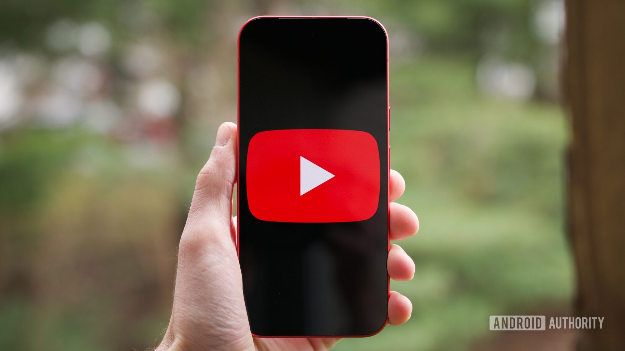 Logo de YouTube en la pantalla de un teléfono