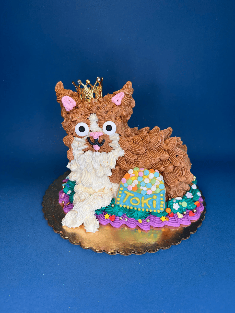 A cake that looks like a derpy orange cat