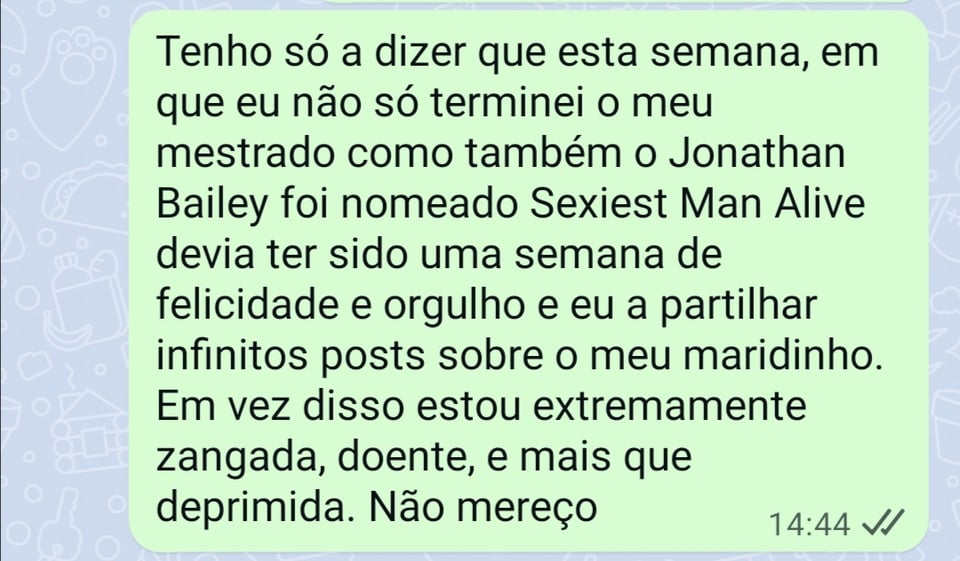 A WhatsApp message written in portuguese: it shows black text on a green bubble, with a light blue background.