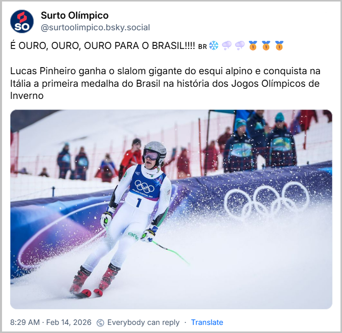 Post de Surto Olímpico (‪@surtoolimpico.bsky.social‬) com o texto: “É OURO, OURO, OURO PARA O BRASIL!!!! 🇧🇷❄️🌨️🌨️🥇🥇🥇

Lucas Pinheiro ganha o slalom gigante do esqui alpino e conquista na Itália a primeira medalha do Brasil na história dos Jogos Olímpicos de Inverno” 

Post tem uma foto do atleta em competição.
