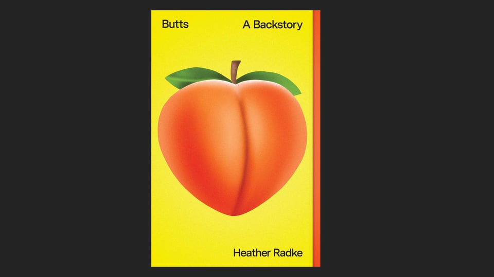 Omslaget till en book med en gigantisk illustration av en persika som påminner mycket om en rumpa. På engelska står: Butts – A Backstory by Heather Radke.