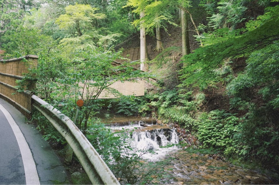 柏油路旁的貴船川