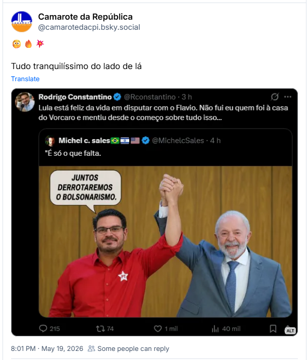 Post de Camarote da República (‪@camarotedacpi.bsky.social‬): 🫢🔥💥
Tudo tranquilíssimo do lado de lá
(Captura de tela de uma publicação na rede social X feita pelo perfil de Rodrigo Constantino, que traz um comentário e o compartilhamento de um post de Michel c. sales. O texto de Rodrigo Constantino diz: "Lula está feliz da vida em disputar com o Flavio. Não fui eu quem foi à casa do Vorcaro e mentiu desde o começo sobre tudo isso...". Logo abaixo, o post compartilhado de Michel c. sales exibe a frase entre aspas: "É só o que falta." acompanhada de uma imagem manipulada. Na imagem, o rosto do próprio Rodrigo Constantino foi montado sobre o corpo de um homem que veste uma camisa vermelha de botões com uma estrela branca do PT no peito. Ele está sorrindo, de óculos, e segura a mão do Presidente Lula, que veste terno cinza e gravata azul, mantendo os braços erguidos e as mãos dadas em sinal de comemoração ou aliança, diante de um fundo de painel de madeira. Um balão de fala aponta para Rodrigo Constantino com o texto em letras maiúsculas: "Juntos derrotaremos o bolsonarismo." Na parte inferior da publicação, aparecem os ícones de engajamento da rede social com os números de 215 comentários, 74 republicações, 1 mil curtidas e 40 mil visualizações)