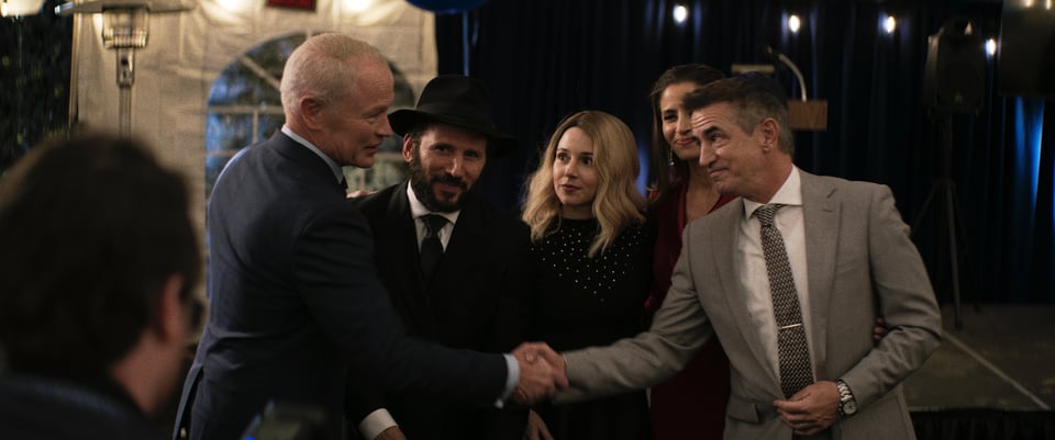 L-R: Mayor Donovan Kirk (Neal McDonough), Rabbi Moses "Mo" Zaltzman (Mark Feuerstein), Hindy Zaltzman (Alona Tal), Liat Rosner (Mercedes Mason), and Alan Rosner (Dermot Mulroney) in Guns and Moses.