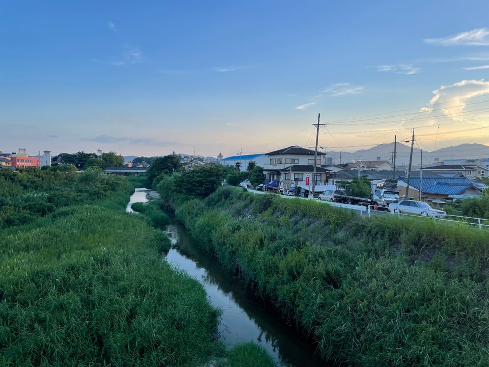 Image of the Sakanai River and one of the bridges that run across it.