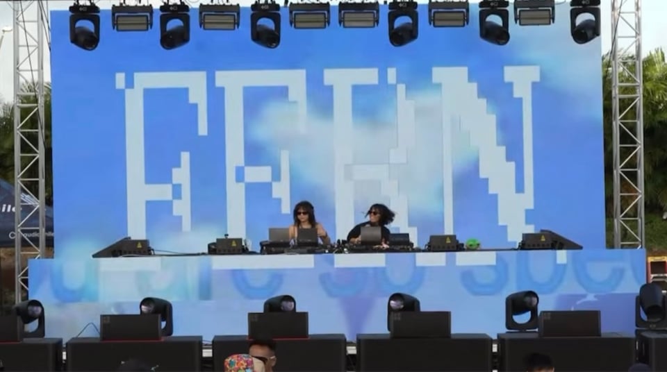 Nokia City glitchy performance visuals