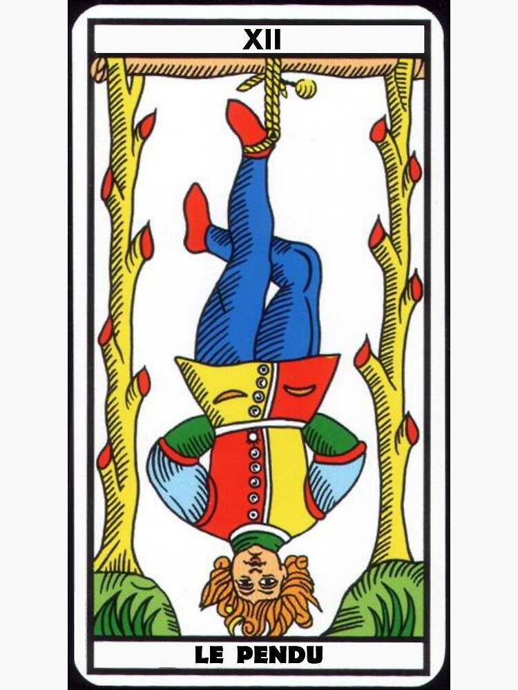 Um homem de camisa amarela e vermelha está pendurado por um dos pés numa trave, suspensa por dois troncos.