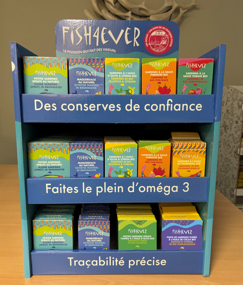 Présentoir de la campagne de la marque Fish4ever en mars 2026 consistant à reverser un pourcentage sur la vente de chaque boîte de thon pêché à la canne dans l'archipel des Açores à l'Association Défense des Milieux Aquatiques.