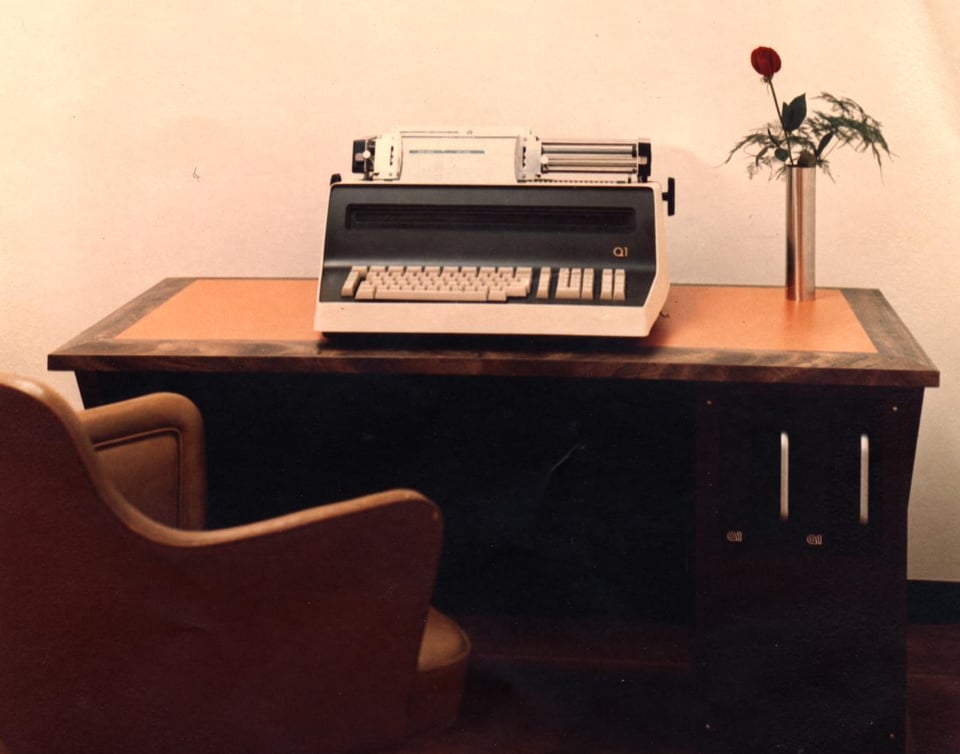 Q1 computer on a desk