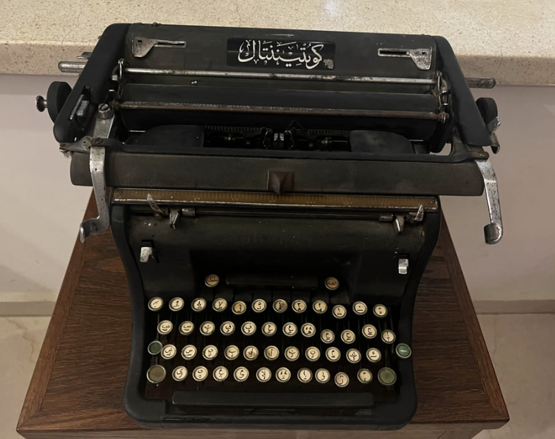 A vintage typewriter with keys in Arabic 