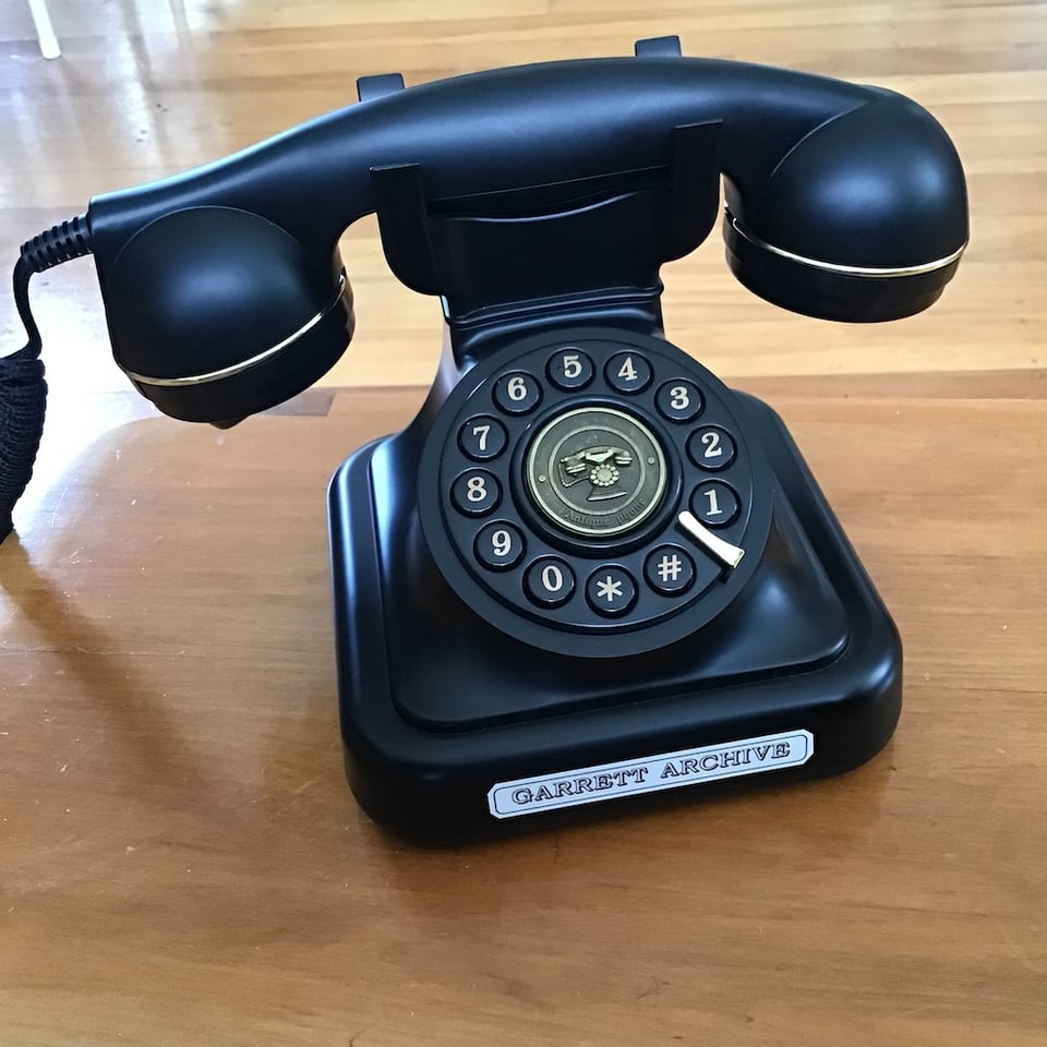 photo of vintage looking telephone