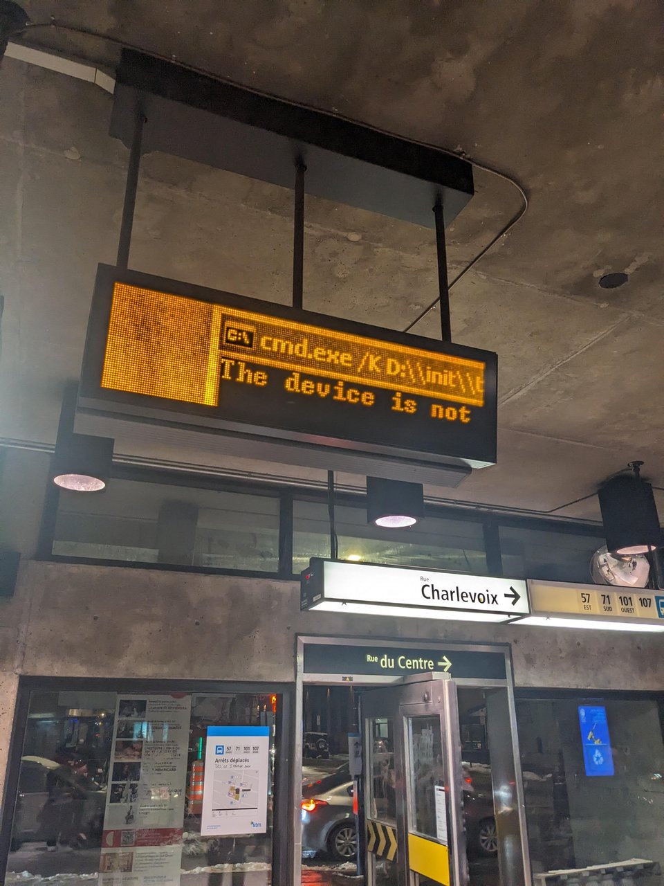 Electronic sign for bus arrival times with error message