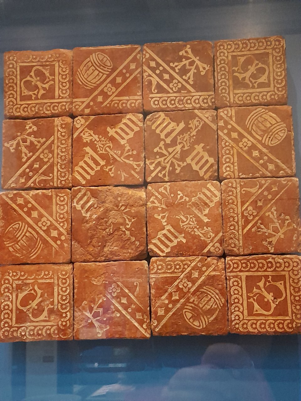 16 carreaux donc qui forment un dessin typiquement medieval de ruabn entrelacés
