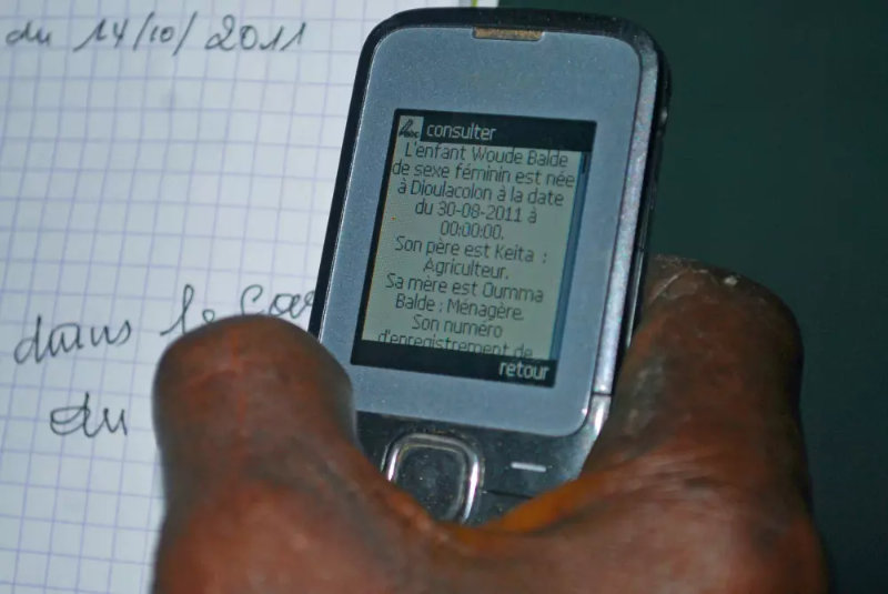 Un téléphone avec sms annoncant une naissance
