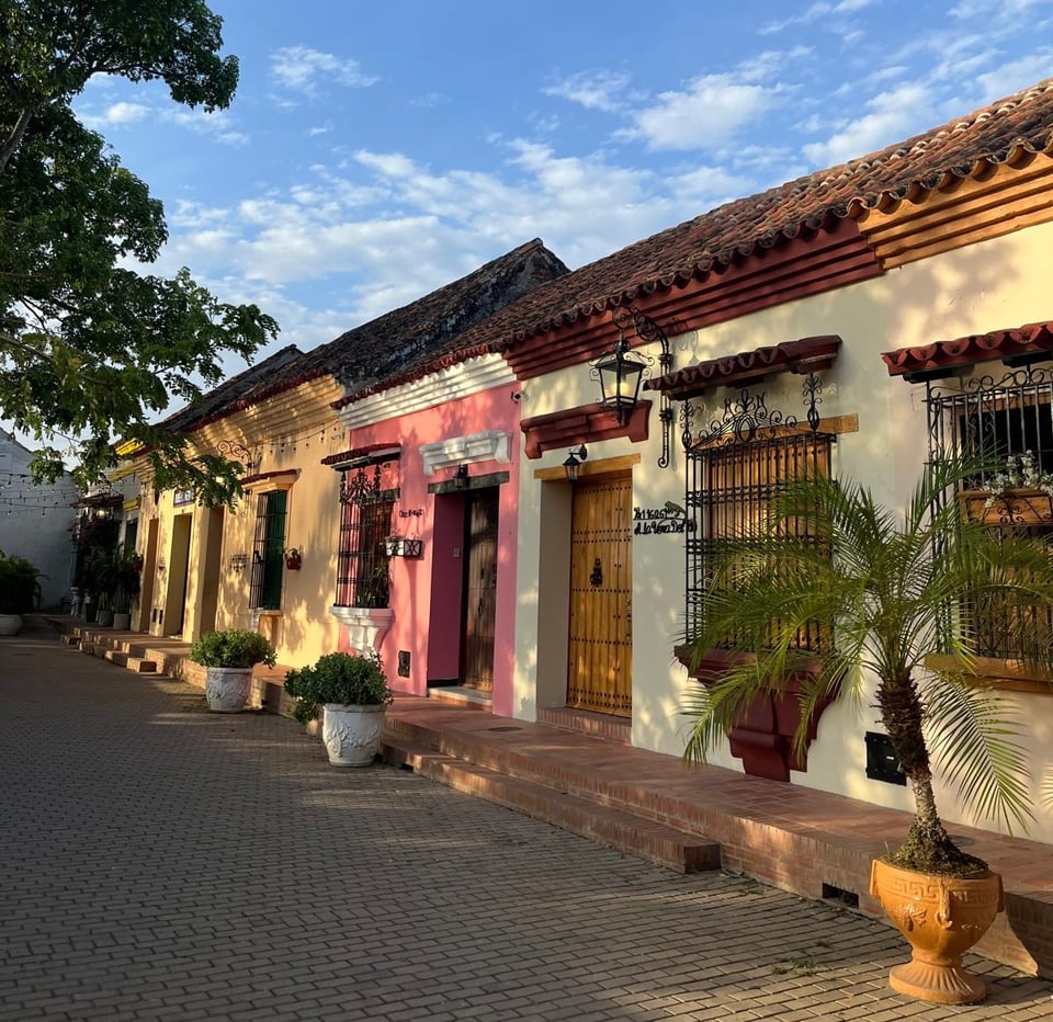 Photograph of regal home façades in Santa Cruz de Mompox at dusk.