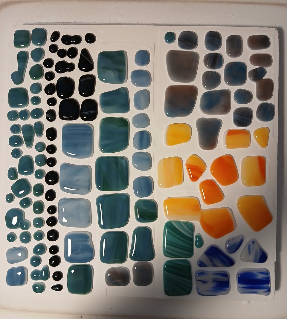 all the glass has rounded out but s few of the pieces fused together and look like cells undergoing mitosis