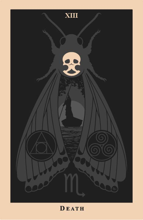 Carta da Morte do tarô do artista R. Black. Uma enorme mariposa dessas que tem o desenho de uma caveira no seu torax. Nas asas, símbolos alquímico da pedra filosofal e o triskelion, que representa vida, morte e renascimento. Ao centro, onde seria o corpo da mariposa, vemos a imagem de um barqueiro conduzindo seu barco, clara referencia a Caronte, barqueiro do mito grego que leva as almas ao submundo.
