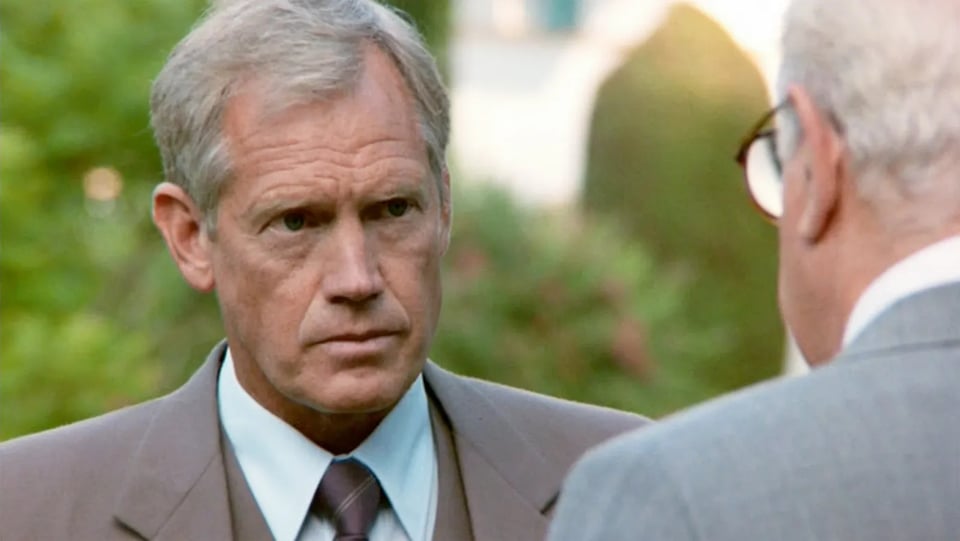 Ronny Cox as Lt Andrew Bogomil briefs his superior in Beverly Hills Cop.