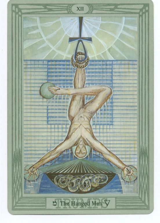 Um homem sem rosto esta pendurado de ponta cabeça. Suas pernas fazem um "4". Sua perna esquerda é reta e está pendurada num Ankh. Sua perna dobrada está presa num círculo com o pé pregado com um enorme prego. Os braços estão esticados e as mãos também estão presas por pregos, como se fosse uma crucificação de ponta-cabeça. O lugar lembra uma piscina, com uma cobra estilizada ao fundo e a ilustração de um sol acima