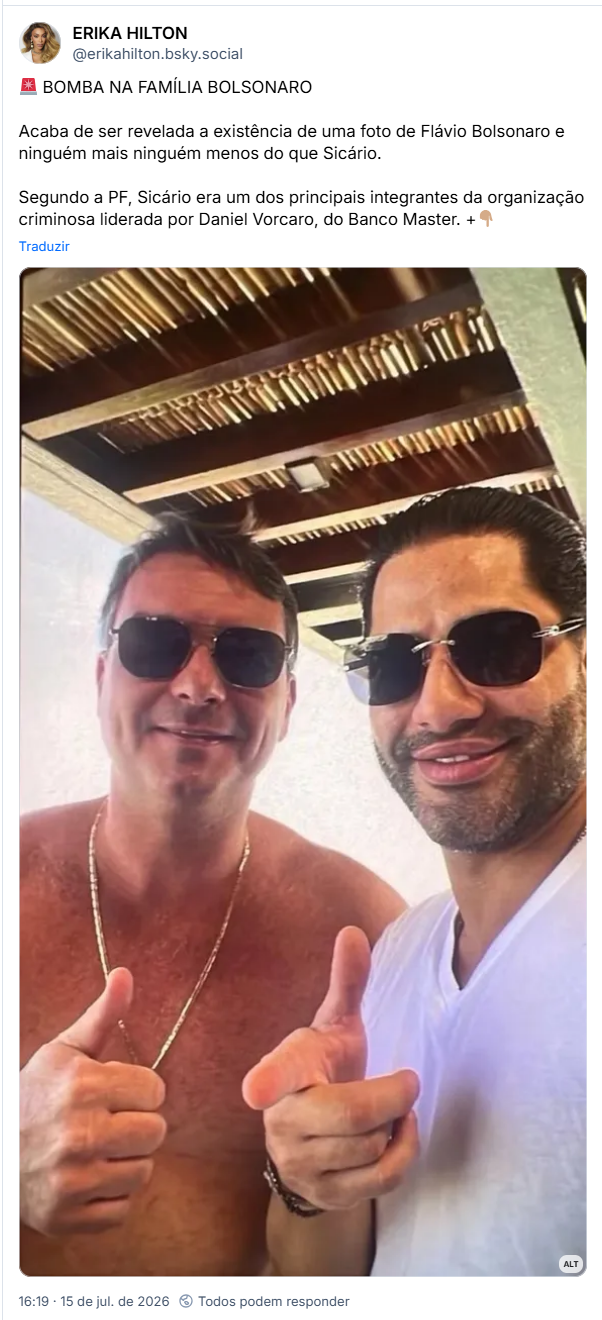 Post de ERIKA HILTON (@erikahilton.bsky.social): 🚨 BOMBA NA FAMÍLIA BOLSONARO
Acaba de ser revelada a existência de uma foto de Flávio Bolsonaro e ninguém mais ninguém menos do que Sicário. Segundo a PF, Sicário era um dos principais integrantes da organização criminosa liderada por Daniel Vorcaro, do Banco Master. +👇🏽 (Foto descontraída de Flávio Bolsonaro ao lado de Sicário. Flávio está sem camisa e de óculos escuros.)