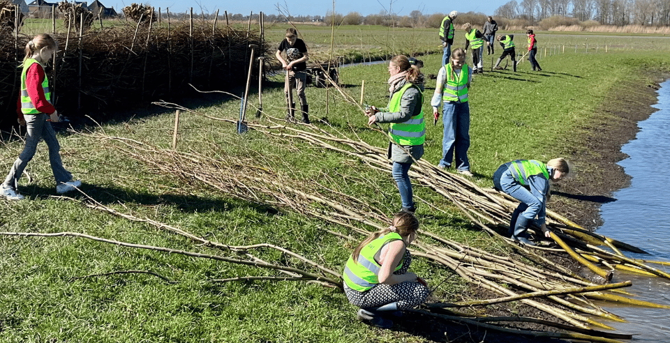 Scholieren helpen mee
