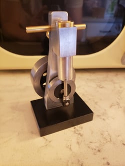 Oscillating steam engine with the flywheel on the bottom