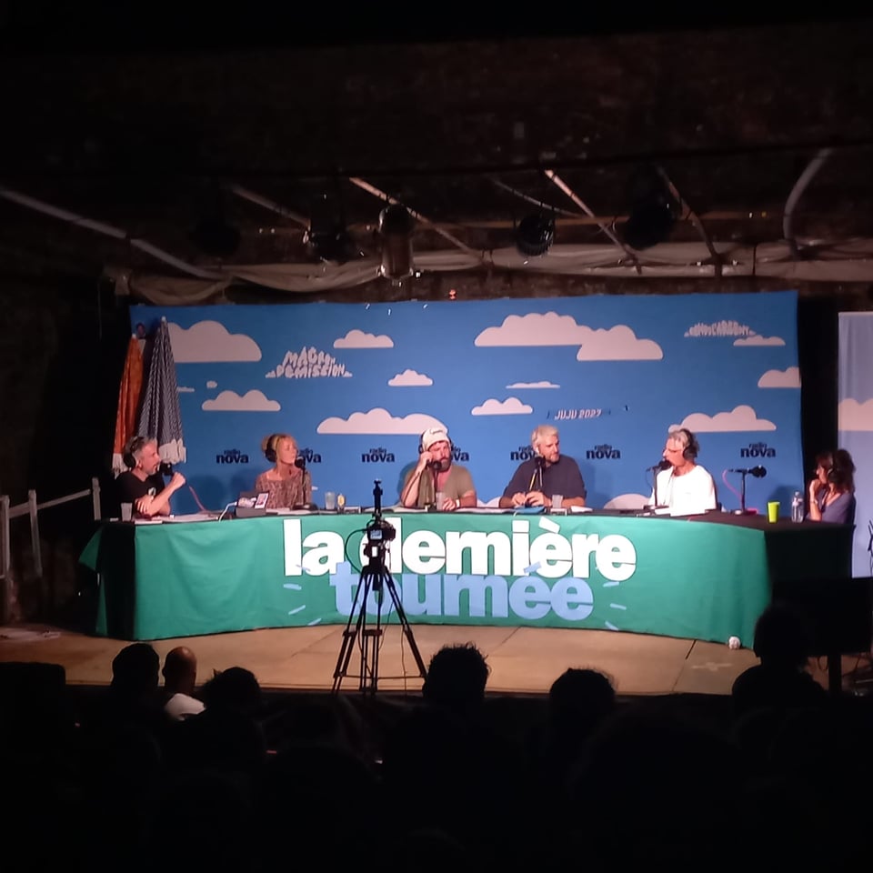 Le 23 juin dernier, Guillaume MEURICE, Juliette ARNAUD, Aymeric LOMPRET et Pierre-Emmanuel BARRÉ ont fait escale à Navarrenx (64), pour mettre en valeur Marie COSNAY, écrivaine et militante pour la cause des migrants.
Défense des Milieux Aquatiques a pu évoquer le destin du saumon atlantique, une autre espèce migrante qui trouve aussi trop souvent la mort en mer, mais pas forcément pour les seules hypothèses officielles.