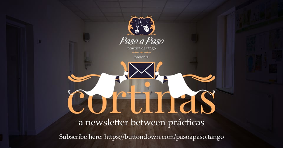 Graphic cover of "Paso a Paso Práctica de tango presents Cortinas, a newsletter between prácticas". Above the word "cortinas" there is the logo of the newsletter, a mail envelop framed by waved lines from which a pair of curtains hang