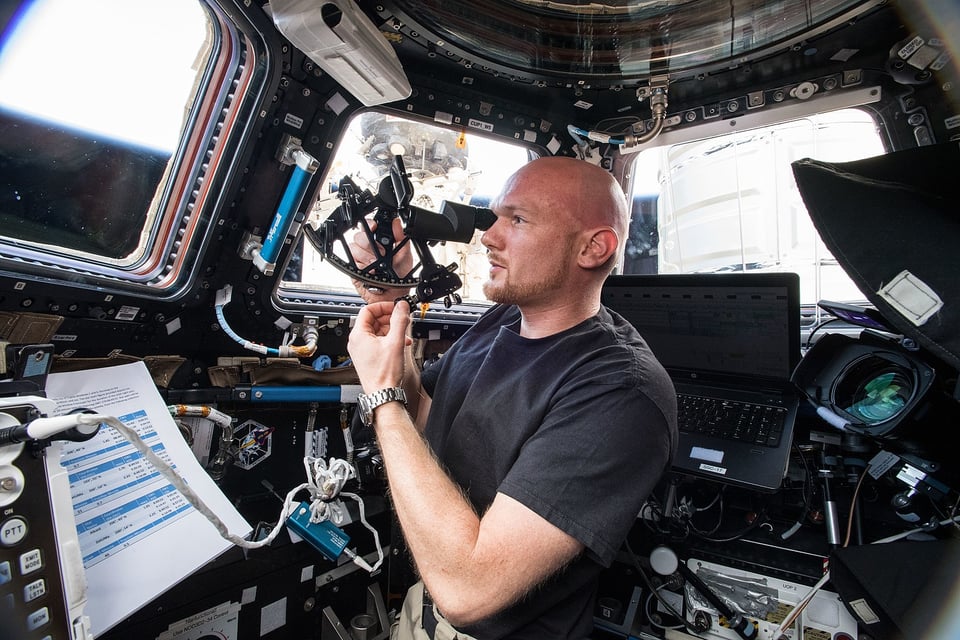 Alexander Gerst using a Sextant on the ISS, Source: https://de.wikipedia.org/wiki/Datei:ISS-56_Alexander_Gerst_operates_a_sextant_in_the_Cupola_module.jpg