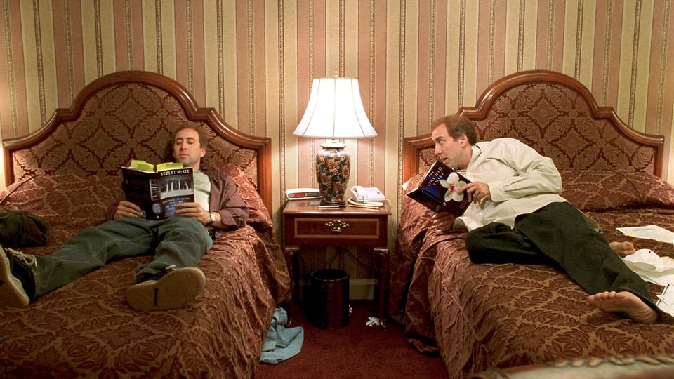 A scene of Adaptation. Two Nicolas Cage on the beds of an hotel room.